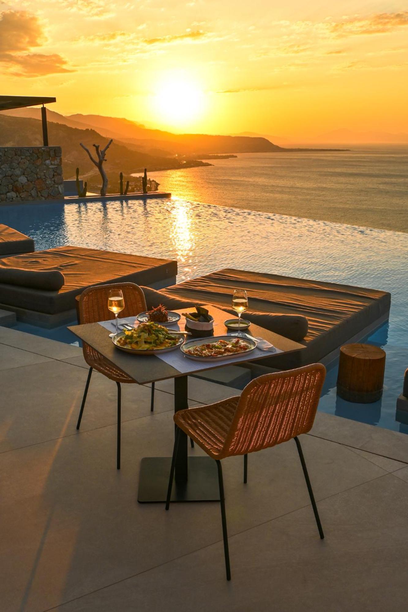 ​le Grand Bleu Hotel Derveni