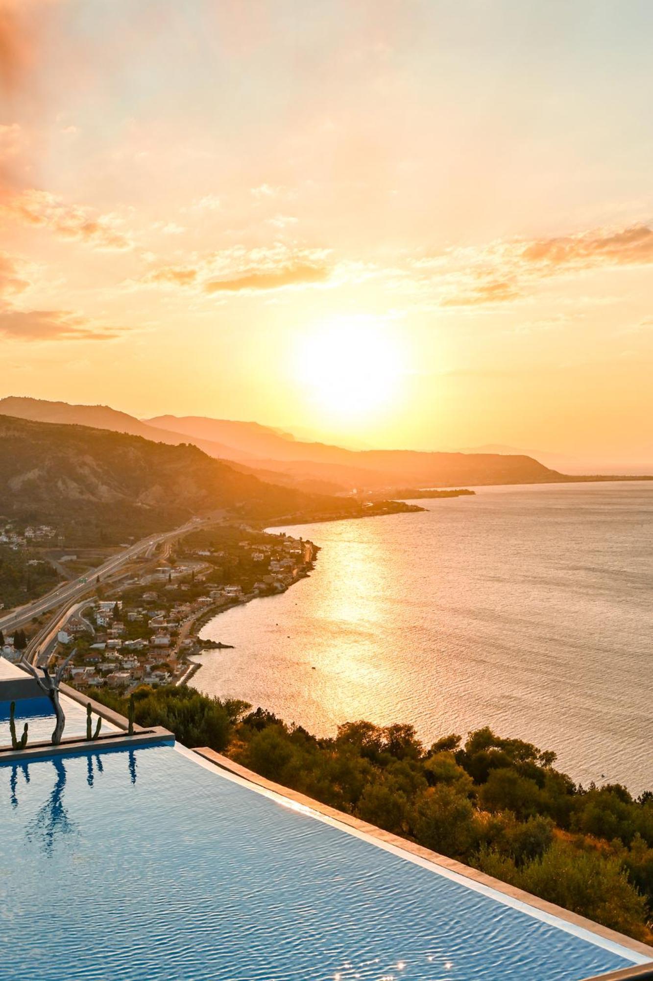 ​le Grand Bleu Hotel Derveni