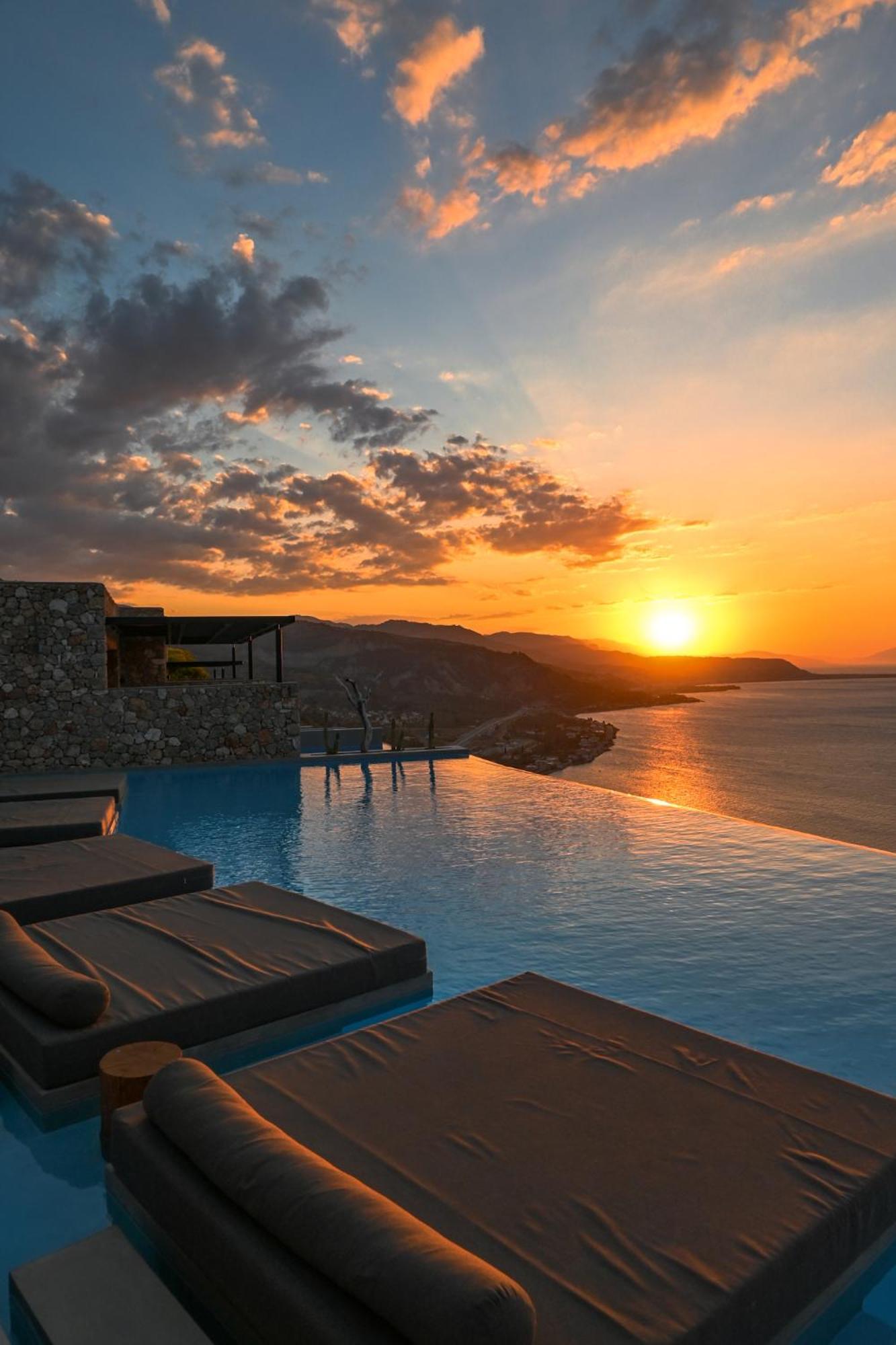 ​le Grand Bleu Hotel Derveni