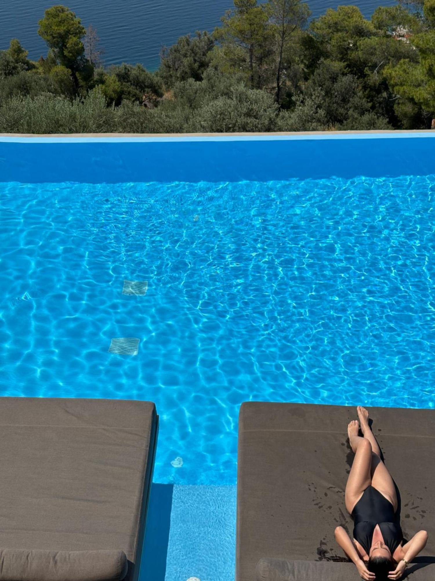 ​le Grand Bleu Hotel Derveni
